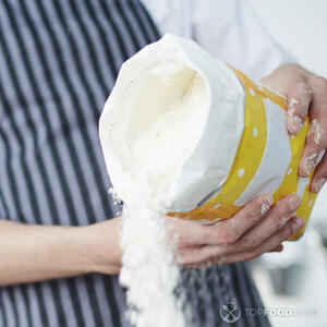 добавляет тесто