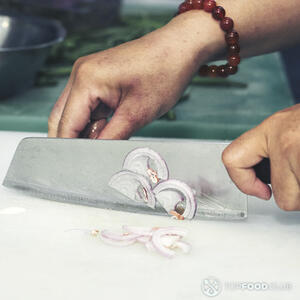 нарезает лук