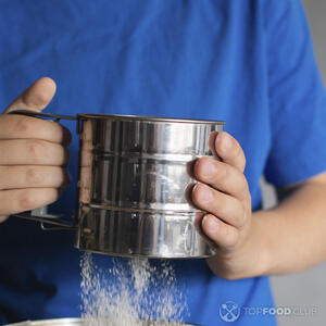 просеивает муку