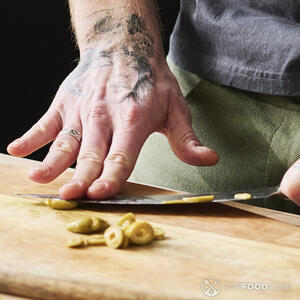 нарезает оливки