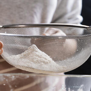 просеивает муку