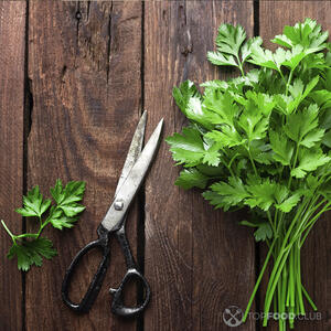 нарезает петрушку