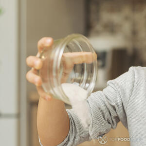 насыпает сахар