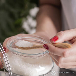 добавляет сахар