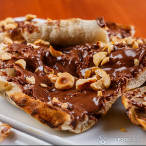 пиццу нарезать на кусочки