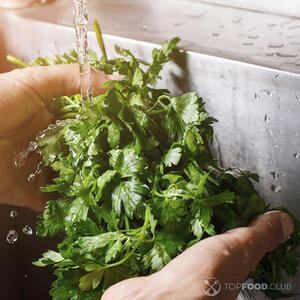 моет петрушку