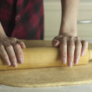 раскатывает тесто