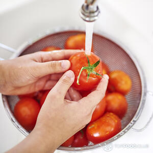 моет помидоры