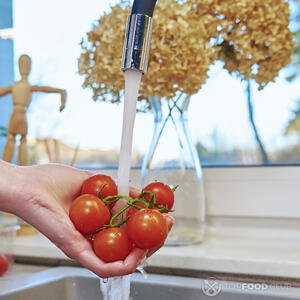 моет помидоры