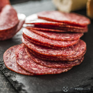 нарезанная салями