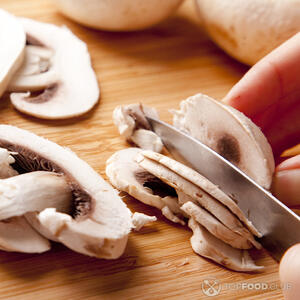 нарезает шампиньоны