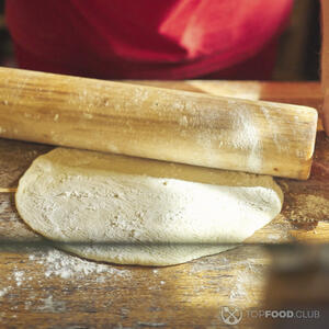 раскатывает тесто