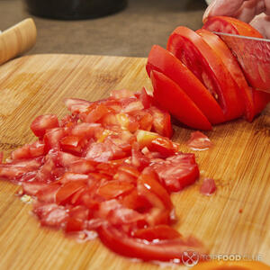 нарезает помидоры