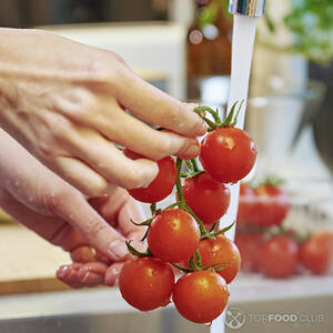 моет помидоры