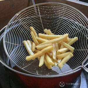 жарит картофель фри