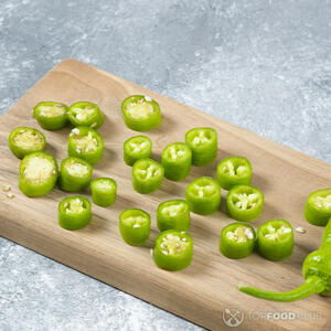 нарезанный перец халапеньо