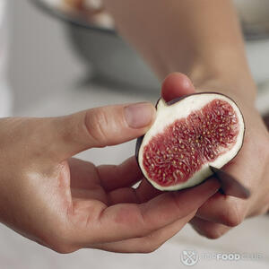 нарезает инжир