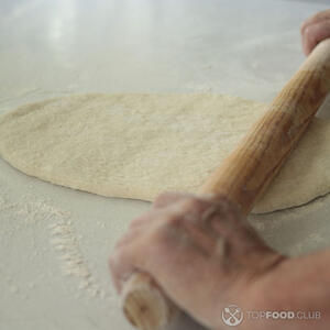 раскатывает тесто