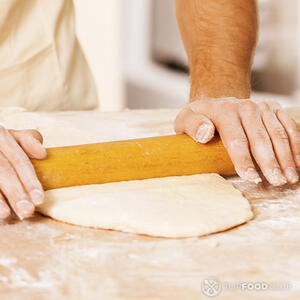 раскатывает тесто