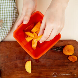 персики в миске