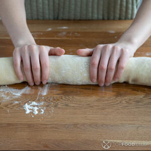 свернуть тесто в рулет