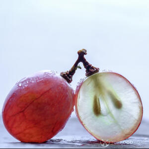 разрезать виноградины 