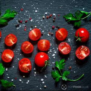 нарезанные помидоры черри