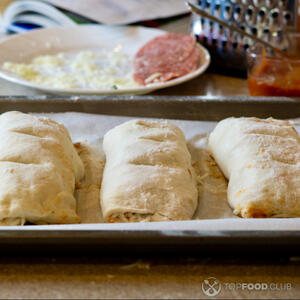 перенести стромболи на противень