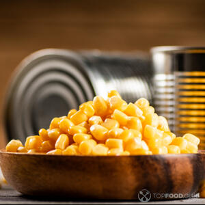 зерна консервированной кукурузы