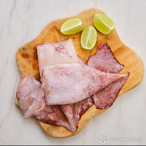 неочищенные сырые кальмары