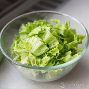 подготовленные листья салата