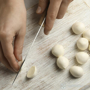 нарезает моцареллу