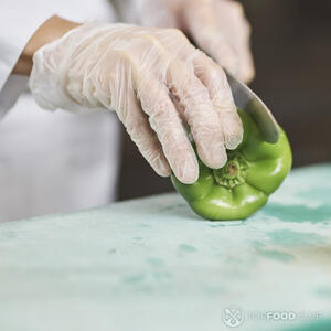 нарезает перец