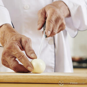 нарезает куриное яйцо