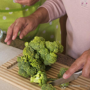 нарезает брокколи