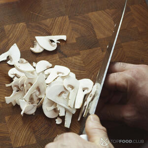 нарезает шампиньоны