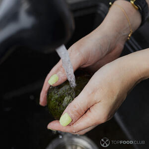 мыть авокадо