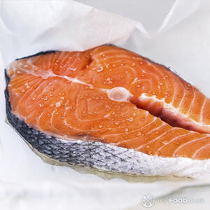 Свежий стейк лосося