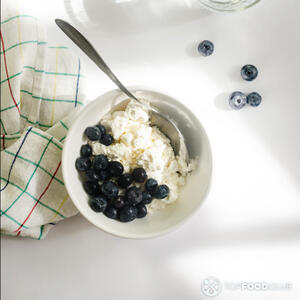 ягоды и творог