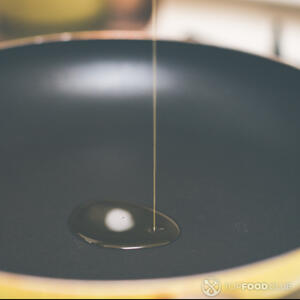 сковорода с маслом