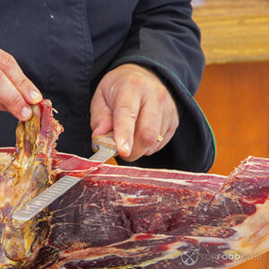 нарезает хамон