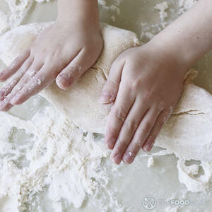 месит тесто