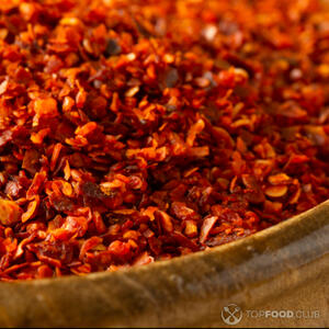 добавить хлопья перца чили