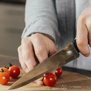 нарезает помидоры