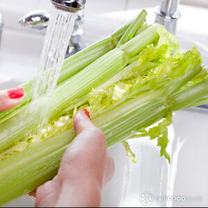 мыть сельдерей
