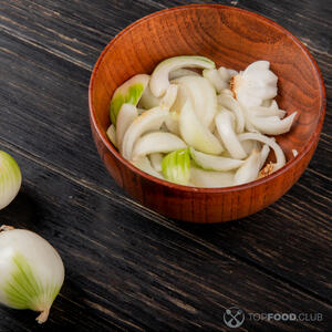 нарезанный лук в миске