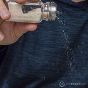 добавляет соль