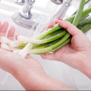 мыть зеленый лук