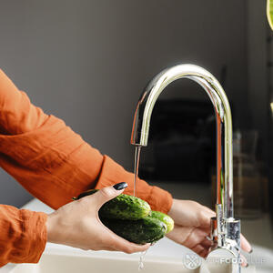 моет огурцы