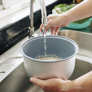 промывает рис